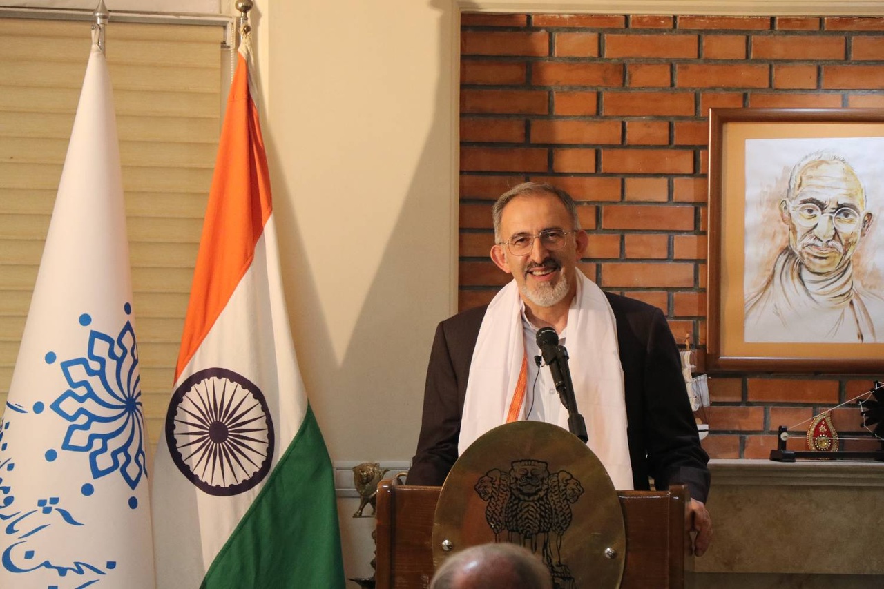 دانشآموزان هندی با گلستان و بوستان، فارسی میآموزند