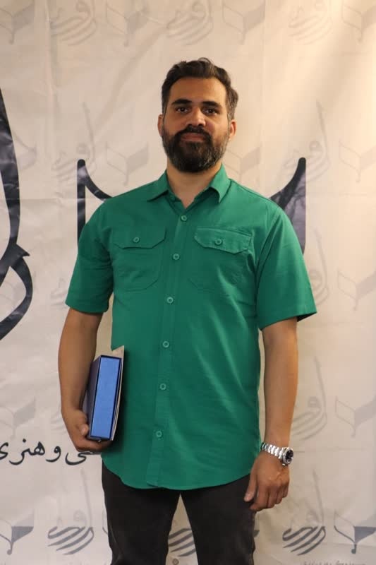 نویسنده جهانبینیِ زیستی خود را به خواننده انتقال میدهد