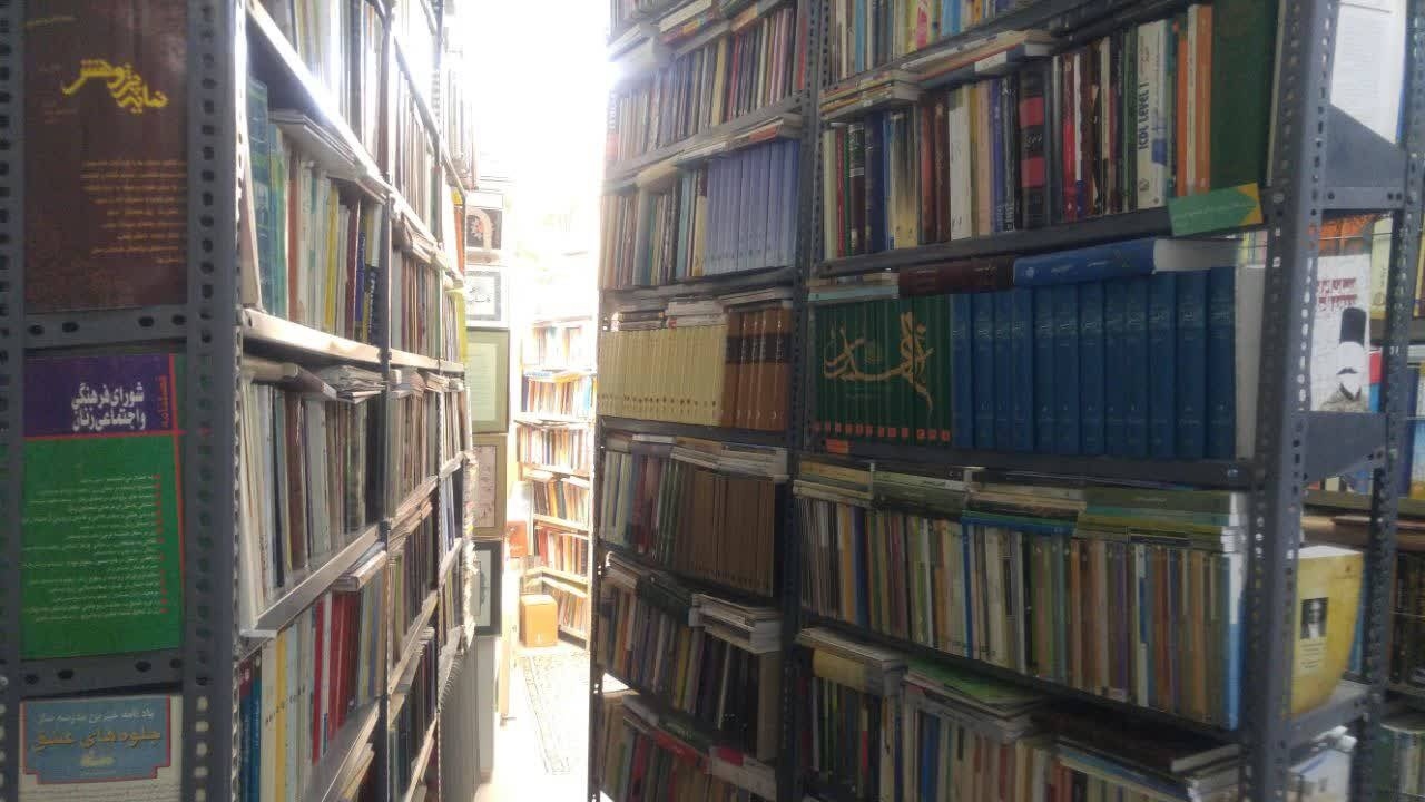 کتابخانه بزرگ خانگی؛ رهاورد حضور هر ساله پیشکسوت فرهنگی در نمایشگاه‌های کتاب