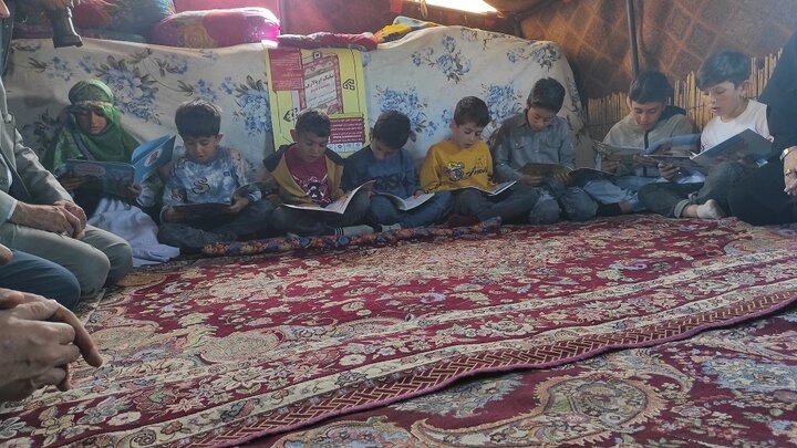کتابداران اردبیل برای بچه‌های عشایر کتابخوانی می‌کنند