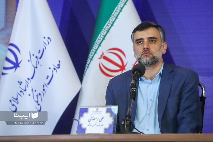 علی رمضانی مدیرعامل مؤسسه خانه کتاب در نشست خبری سی‌وپنجمین نمایشگاه بین‌المللی کتاب تهران حضور دارد