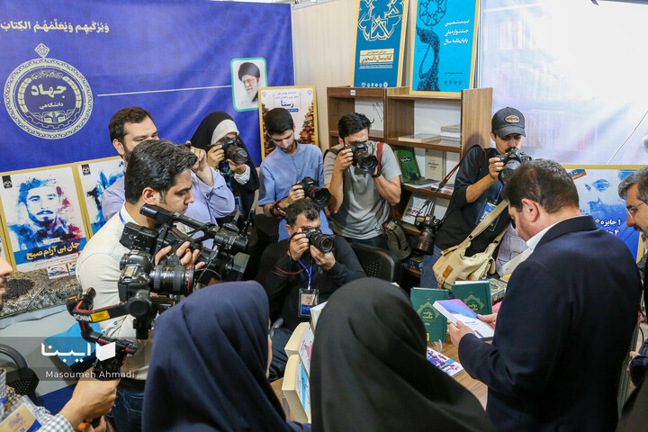 بازدید معاون اول رئیس جمهور از نمایشگاه کتاب تهران
