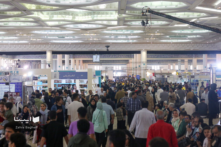 استقبال مردم از نمایشگاه بین‌المللی کتاب تهران در روز سوم