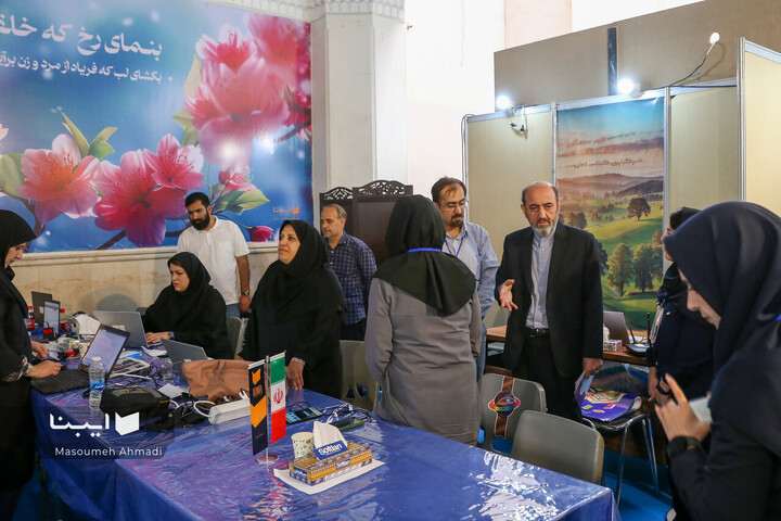 حضور معاون امور بین‌الملل بنیاد سعدی در غرفه خبرگزاری کتاب ایران