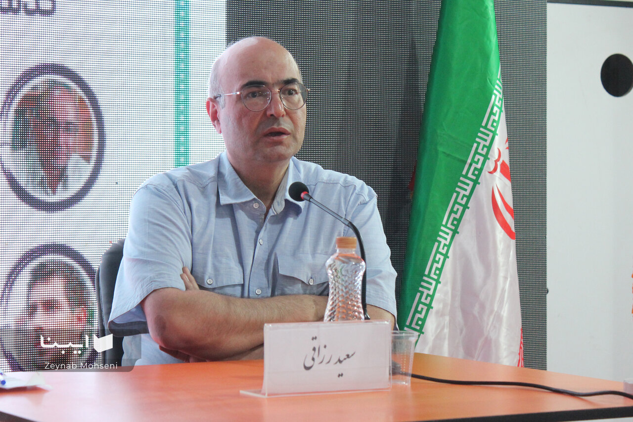 ما با پینما یک قلپ از آب چشمه مطالعات را به نوجوان میخورانیم