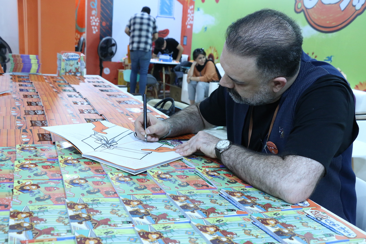 شخصیت در داستان کودک و نوجوان باید خودبهخود ایرانی باشد/ جشن امضای کتاب «با مخ توی تاریخ» برگزار شد