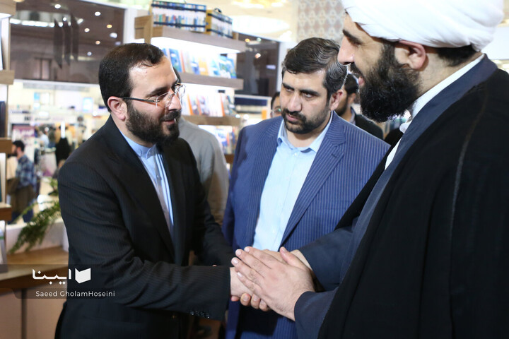 بازدید سید محمد هاشمی از نمایشگاه کتاب تهران