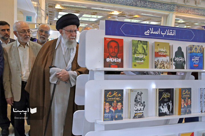 گفتگوی رهبر انقلاب با خبرنگار صداوسیما در نمایشگاه کتاب تهران