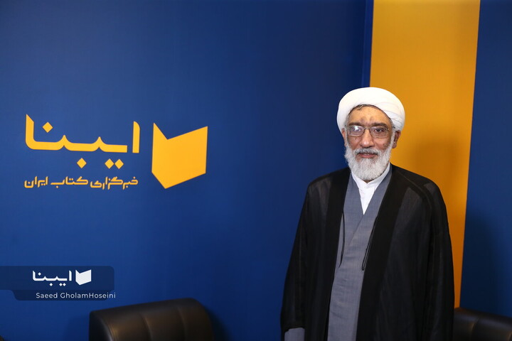 حضور رئیس مرکز اسناد انقلاب اسلامی در غرفه خبرگزاری ایبنا