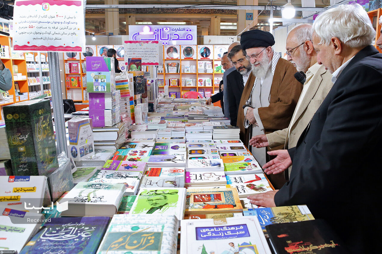 Leader visits 35th Tehran Int'l Book Fair