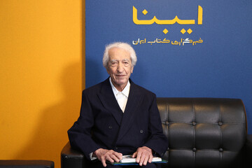 حضور پرفسور حمید مولانا در غرفه خبرگزاری کتاب ایران