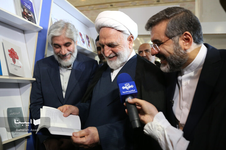 بازدید محسنی اژه‌ای از نمایشگاه کتاب تهران