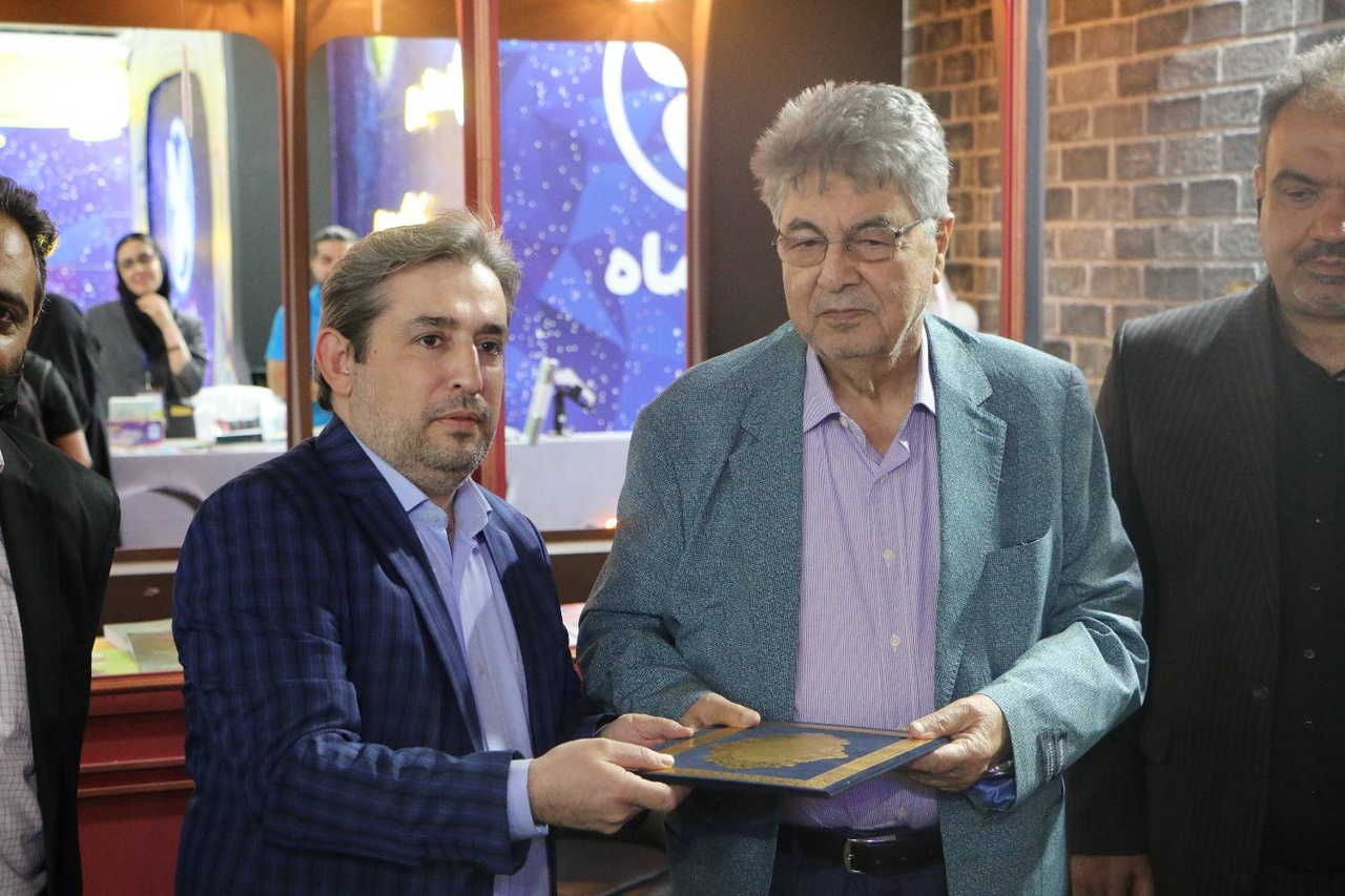 تجلیل از یحیی دهقانی و احمد عربشاهی در سالن ناشران آموزشی