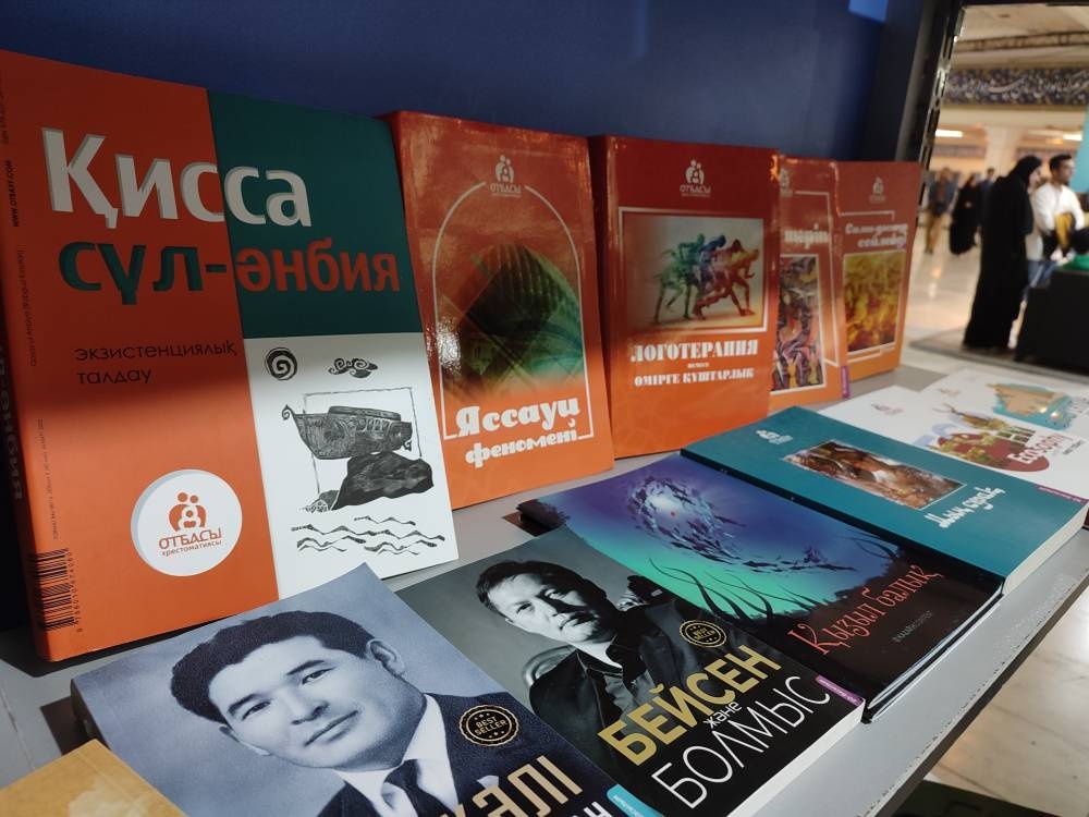 افسانه و داستانهای پارسی را برای قزاقها ترجمه و منتشر میکنم