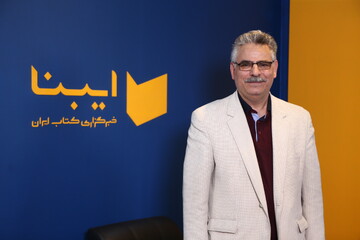حضور نعمت‌الله فاضلی در غرفه خبرگزاری کتاب ایران