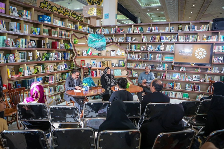 مطالعه آثار نویسندگان معاصر از توصیه‌های رهبر انقلاب اسلامی است