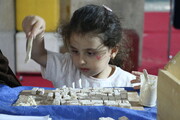 مشاوره و تحلیل رفتار کودکان حین دست‌ورزی در غرفه مدرسه مهارتی «چهار میم»