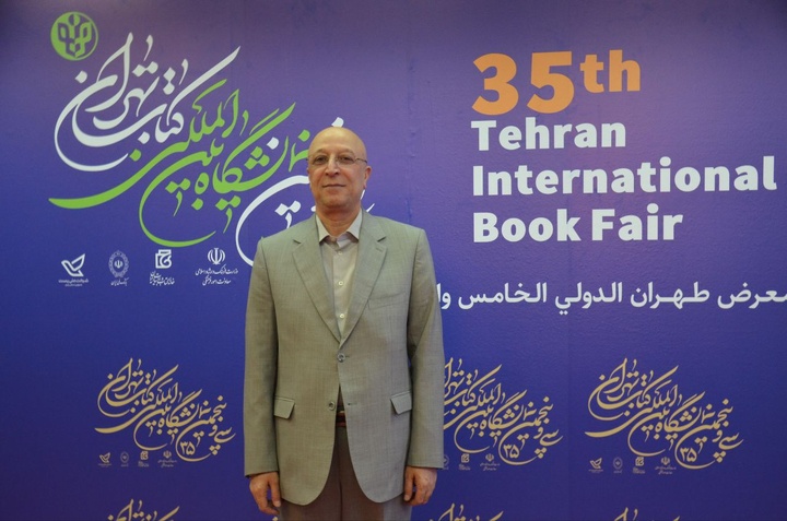 وزیر علوم از نمایشگاه کتاب بازدید کرد