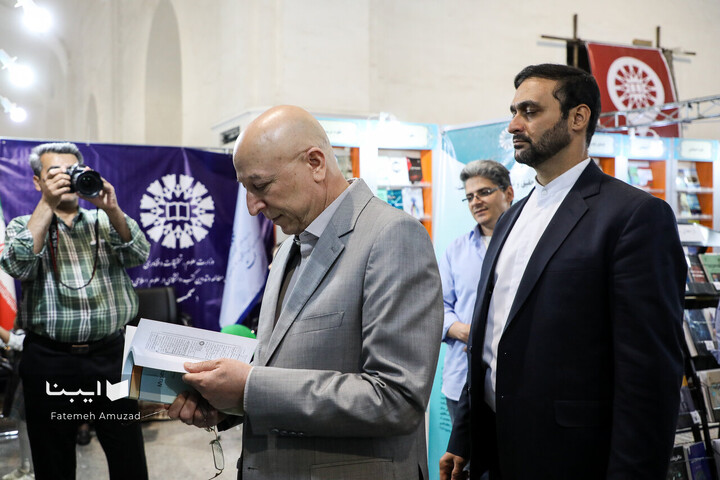 بازدید محمدعلی زلفی‌گل از نمایشگاه کتاب تهران