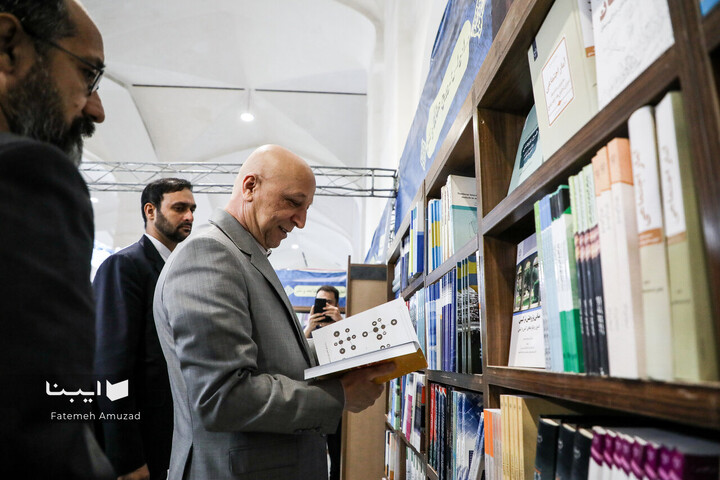 بازدید محمدعلی زلفی‌گل از نمایشگاه کتاب تهران