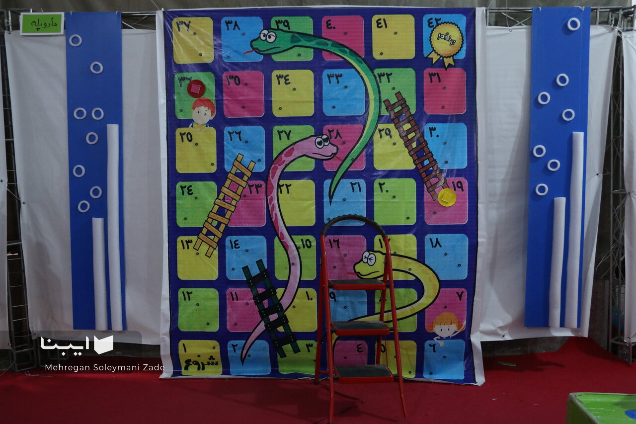 در غرفههای «زیر گنبد کبود» و «یار مهربان» با کودکان قصه و کتاب ساختیم