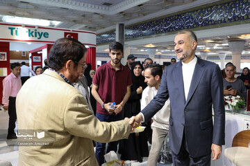 تصاویری از آخرین حضور وزیر امور خارجه در نمایشگاه کتاب تهران