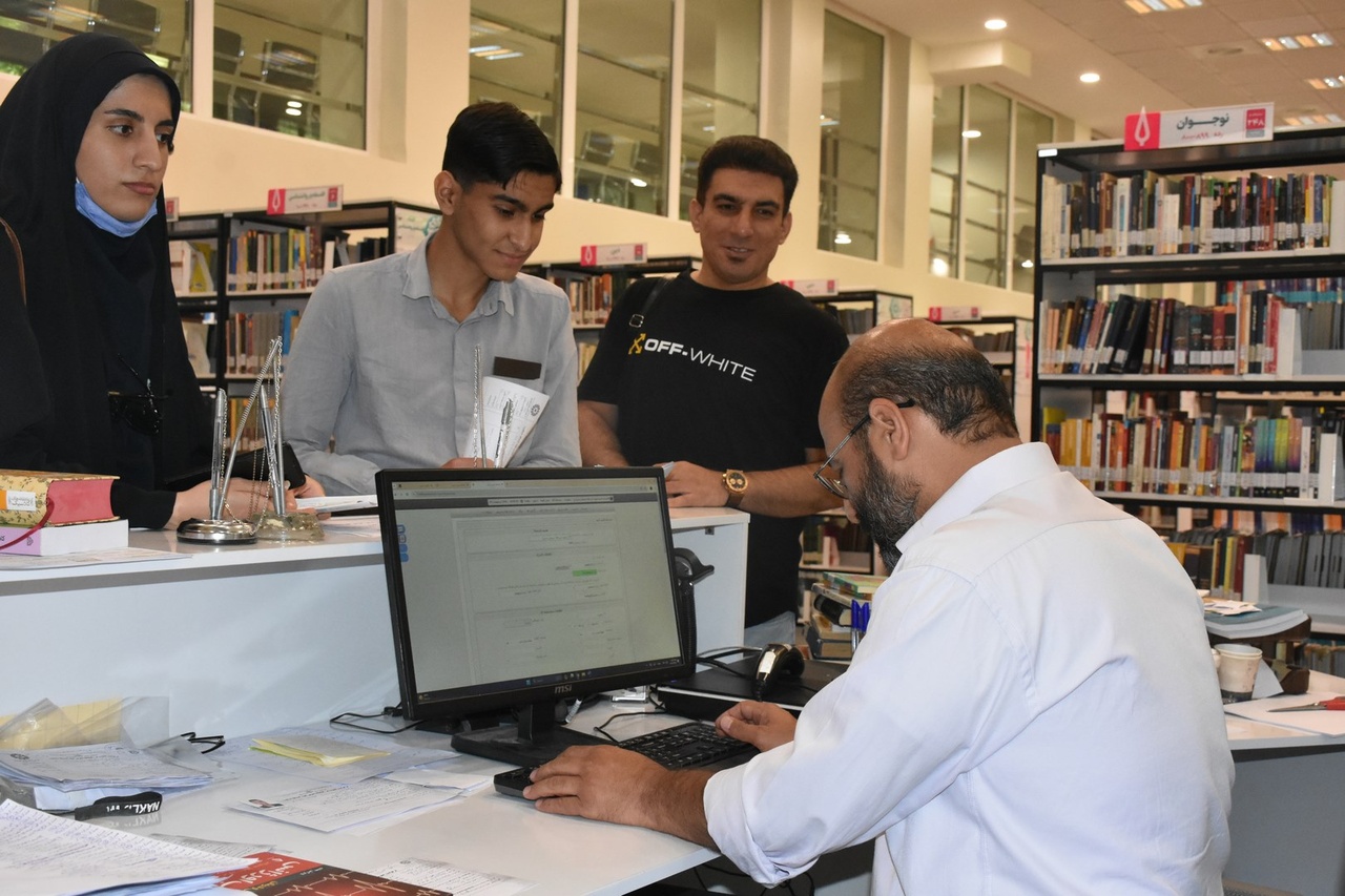 شیرازی‌ها برای پیوستن به کتابخانه ۷۵ ساله صف بستند
