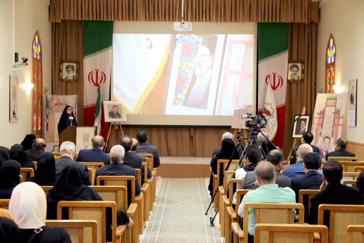 رئیس بنیاد ایران‌شناسی، رئیس جمهور ایران را فردی آگاه و دلسوز نسبت به ایران و ایرانیان توصیف کرد
