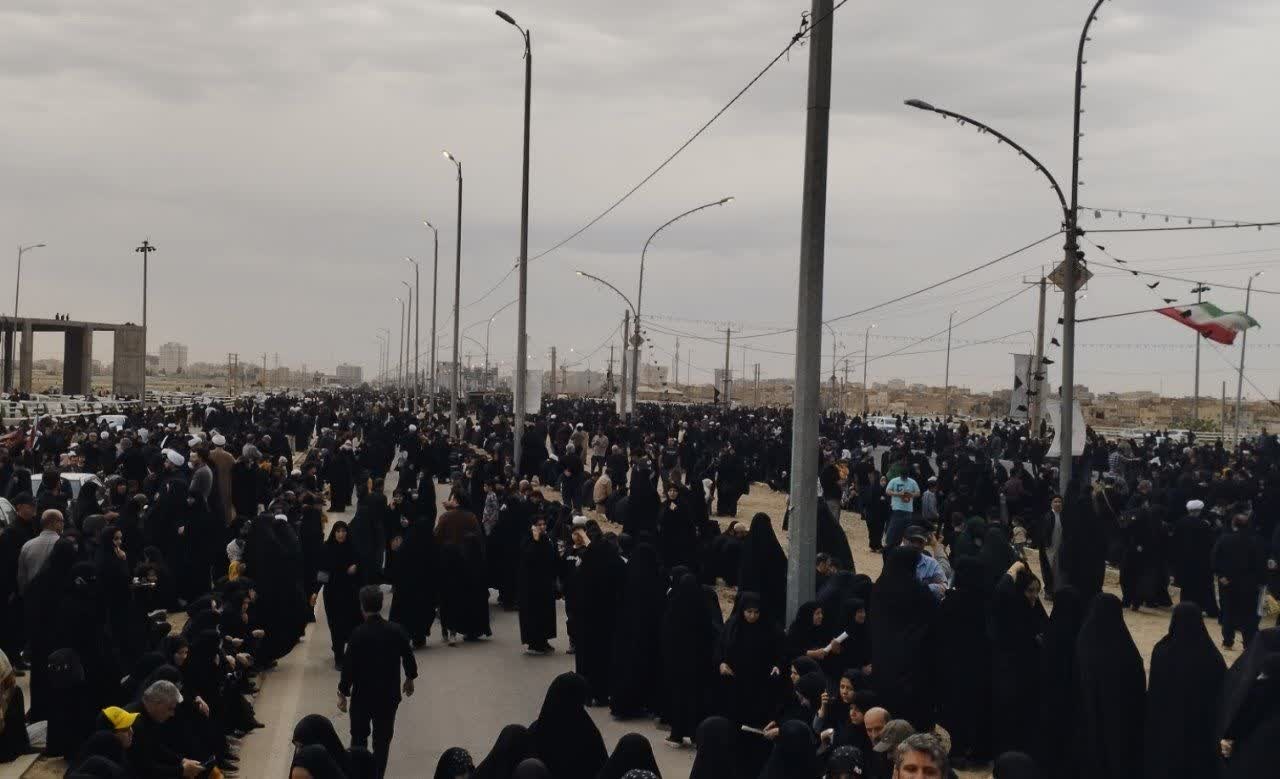 وداع باشکوه مردم قم با شهدای خدمت/ شهید رئیسی در حرم حضرت معصومه(س)