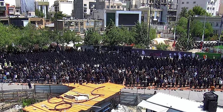 برگزاری نماز جماعت در میدان بسیج / حضور فرمانده سپاه قدس در مشهد + تصویر