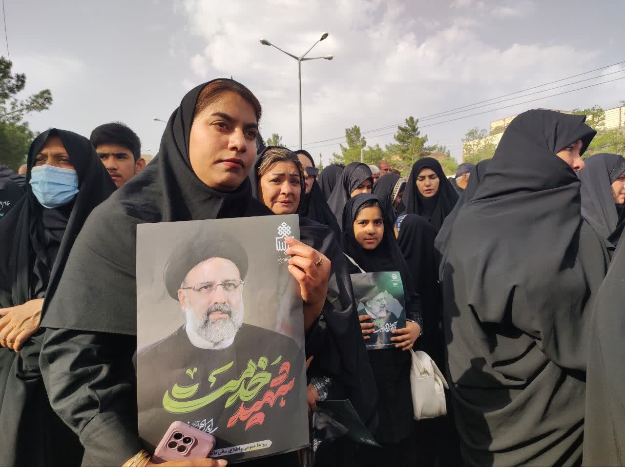 سیل جمعیت مردم در انتظار تشییع پیکر شهید جمهور آیت الله رئیسی