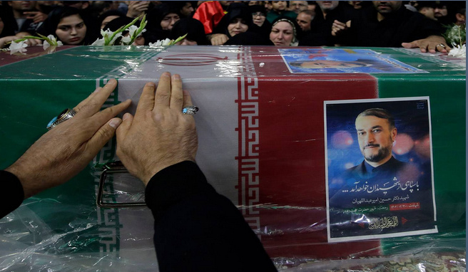 وداع با پیکر شهید امیرعبداللهیان در حرم مطهر رضوی + تصاویر