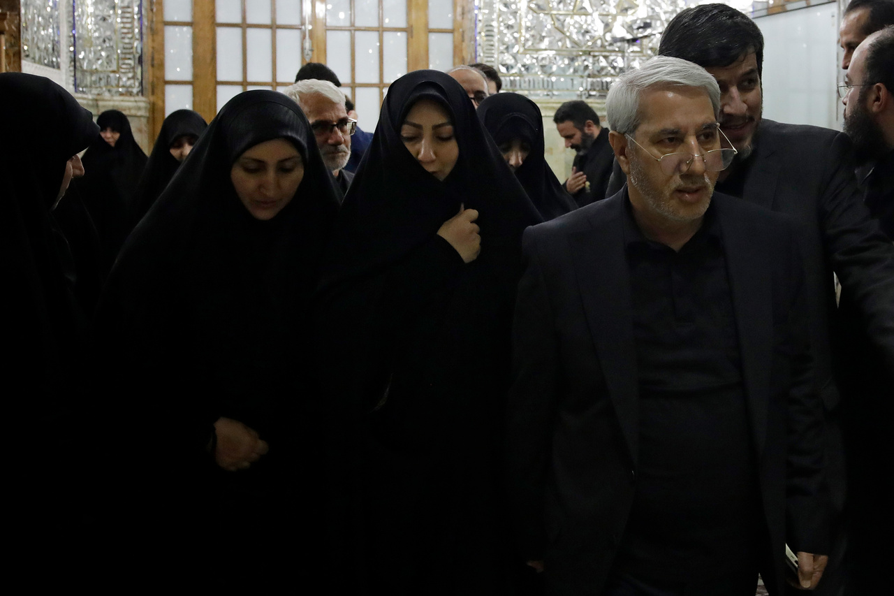 تشرف خانواده شهیدان امیرعبداللهیان و رحمتی به حرم مطهر رضوی + تصاویر