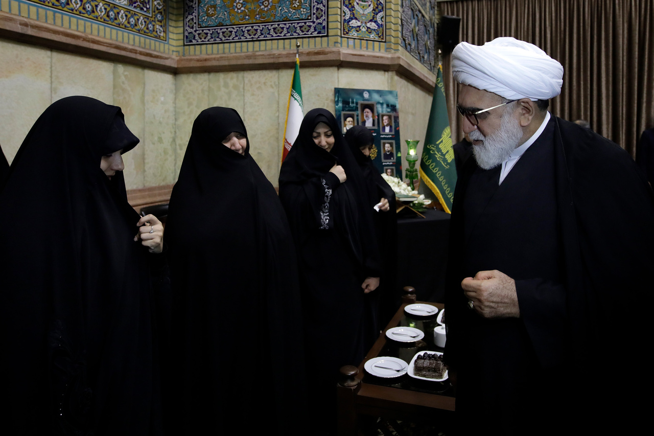 تشرف خانواده شهیدان امیرعبداللهیان و رحمتی به حرم مطهر رضوی + تصاویر