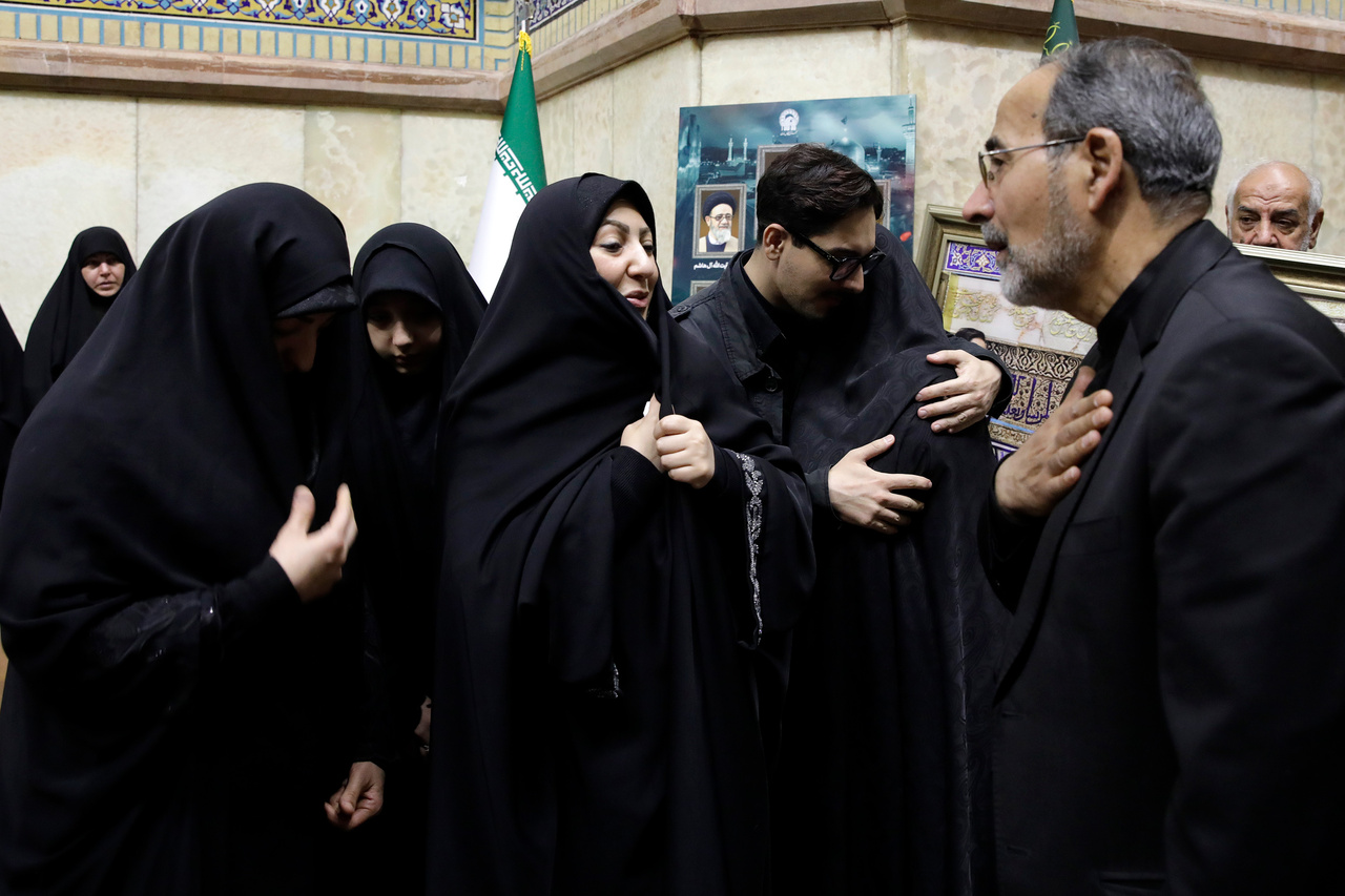 تشرف خانواده شهیدان امیرعبداللهیان و رحمتی به حرم مطهر رضوی + تصاویر