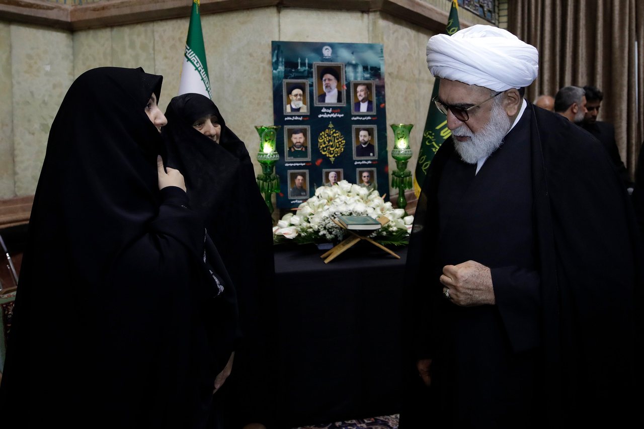 تشرف خانواده شهیدان امیرعبداللهیان و رحمتی به حرم مطهر رضوی + تصاویر