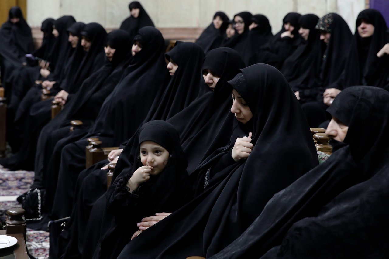 تشرف خانواده شهیدان امیرعبداللهیان و رحمتی به حرم مطهر رضوی + تصاویر