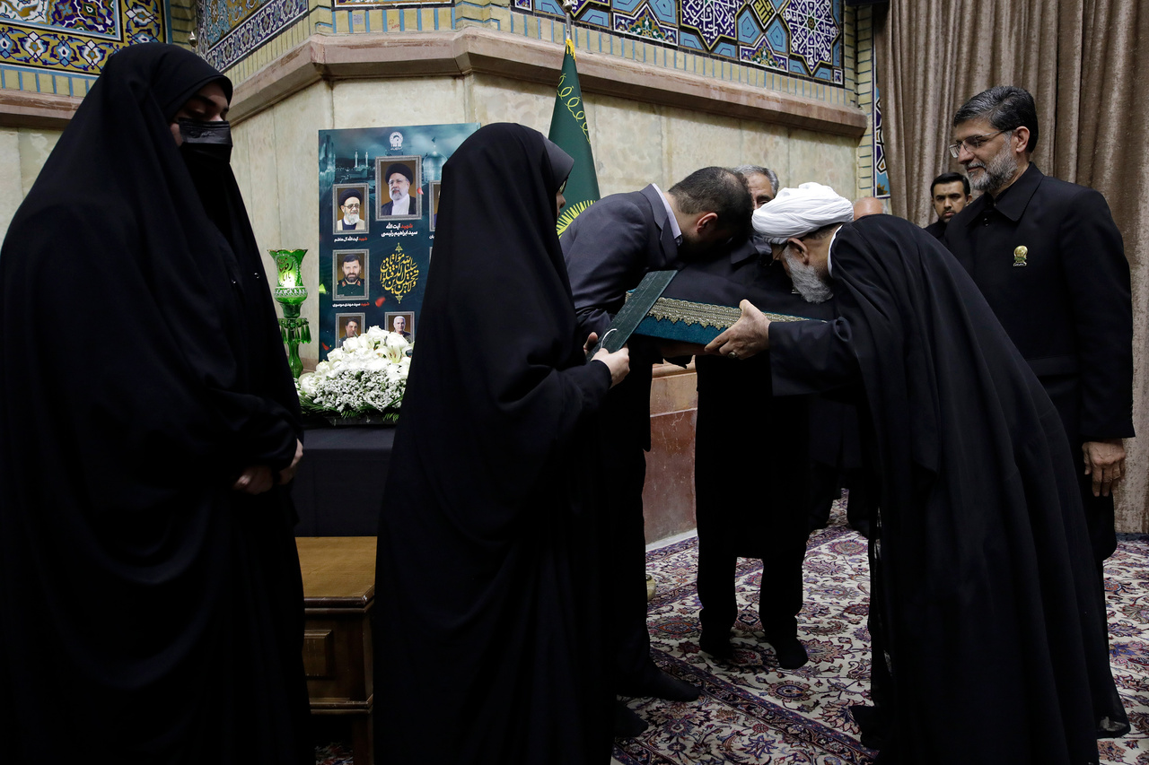 تشرف خانواده شهیدان امیرعبداللهیان و رحمتی به حرم مطهر رضوی + تصاویر