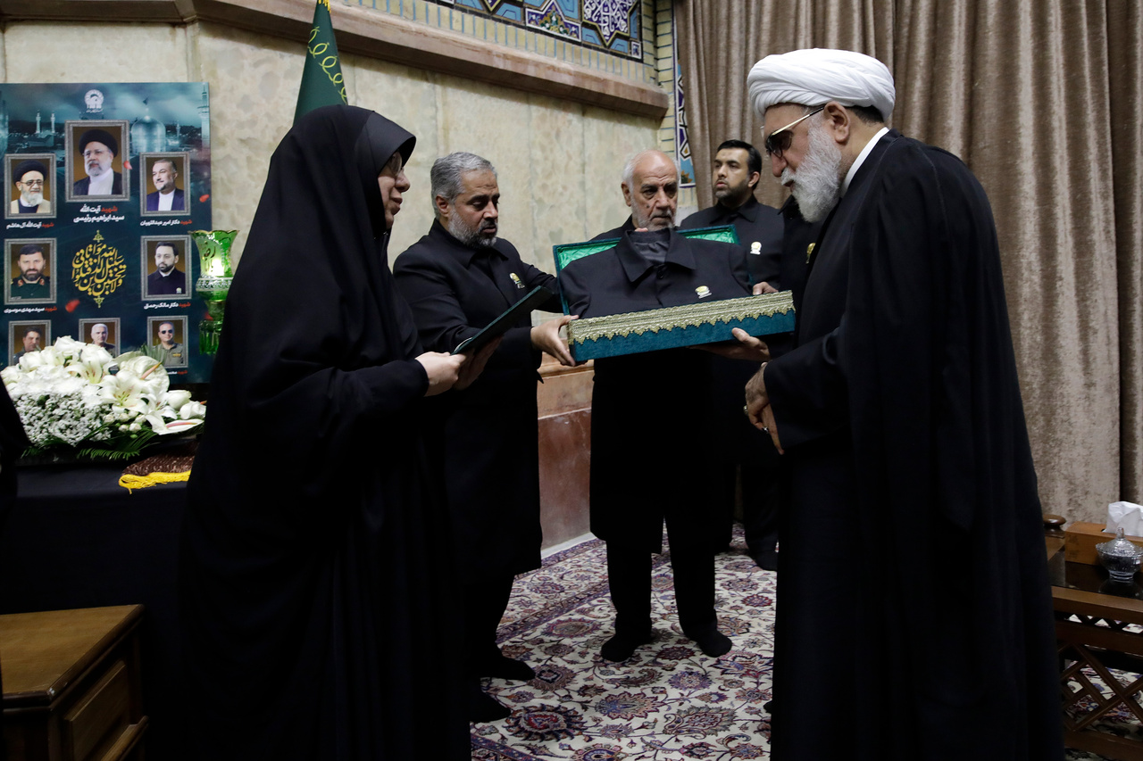 تشرف خانواده شهیدان امیرعبداللهیان و رحمتی به حرم مطهر رضوی + تصاویر