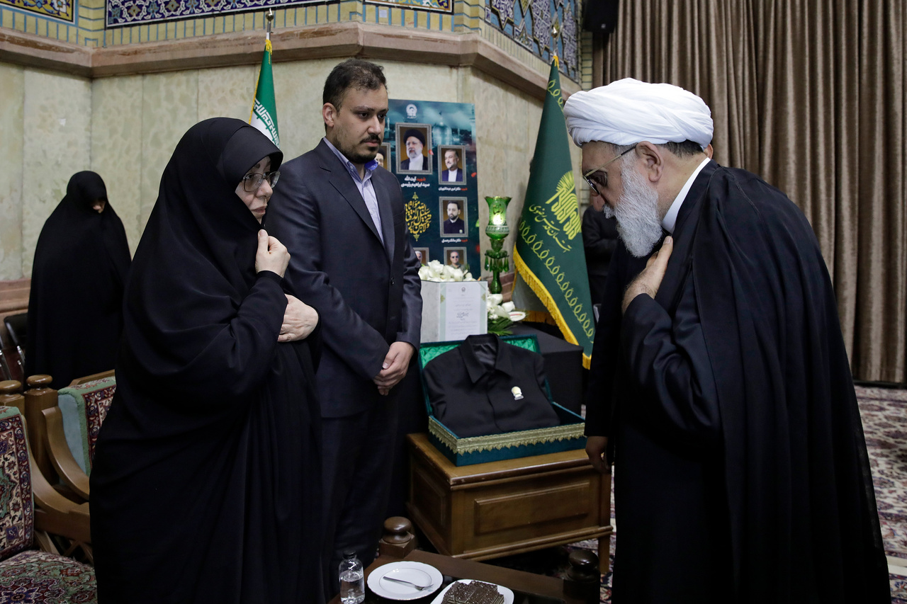 تشرف خانواده شهیدان امیرعبداللهیان و رحمتی به حرم مطهر رضوی + تصاویر