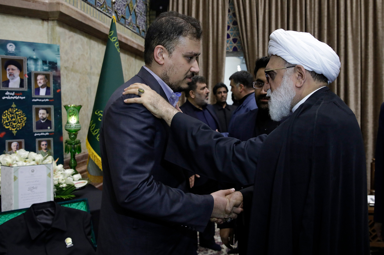 تشرف خانواده شهیدان امیرعبداللهیان و رحمتی به حرم مطهر رضوی + تصاویر