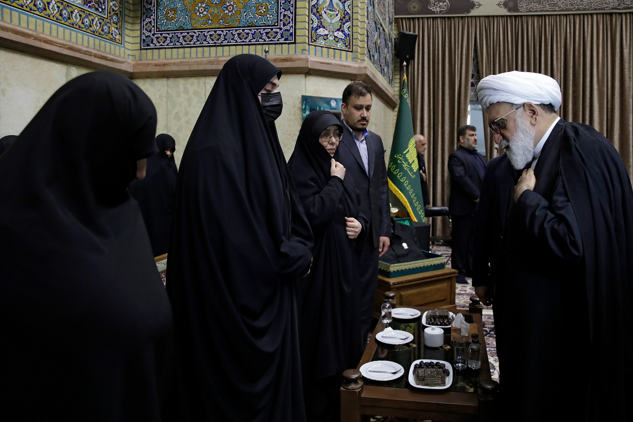 تشرف خانواده شهیدان امیرعبداللهیان و رحمتی به حرم مطهر رضوی + تصاویر