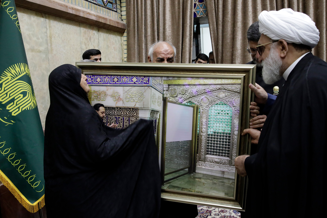 تشرف خانواده شهیدان امیرعبداللهیان و رحمتی به حرم مطهر رضوی + تصاویر