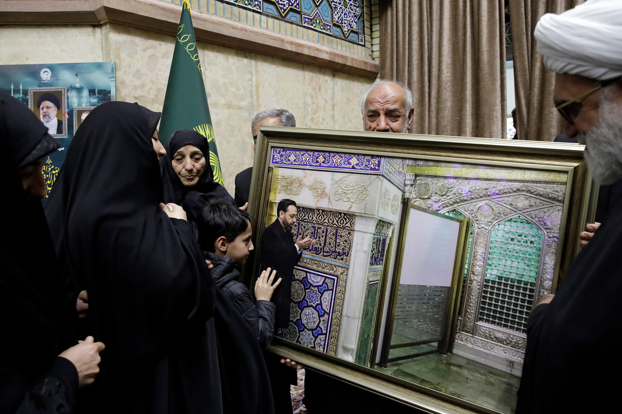 تشرف خانواده شهیدان امیرعبداللهیان و رحمتی به حرم مطهر رضوی + تصاویر