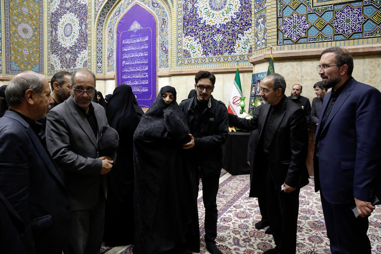 تشرف خانواده شهیدان امیرعبداللهیان و رحمتی به حرم مطهر رضوی + تصاویر