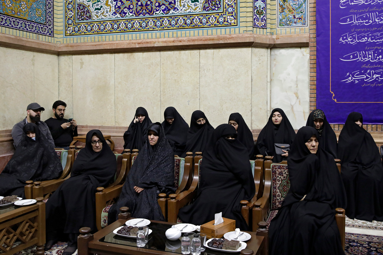 تشرف خانواده شهیدان امیرعبداللهیان و رحمتی به حرم مطهر رضوی + تصاویر