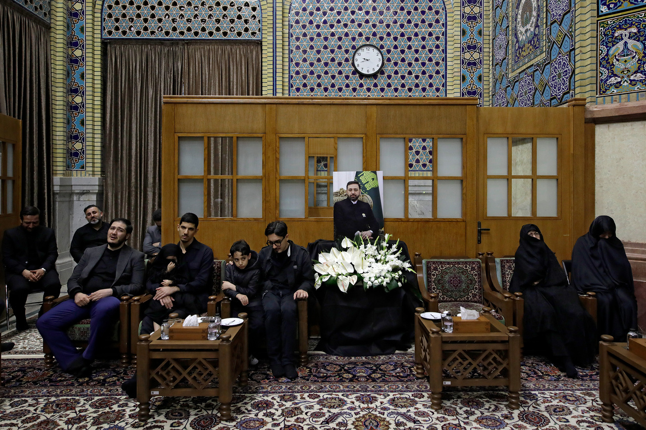 تشرف خانواده شهیدان امیرعبداللهیان و رحمتی به حرم مطهر رضوی + تصاویر