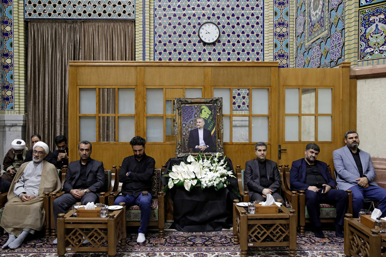 تشرف خانواده شهیدان امیرعبداللهیان و رحمتی به حرم مطهر رضوی + تصاویر