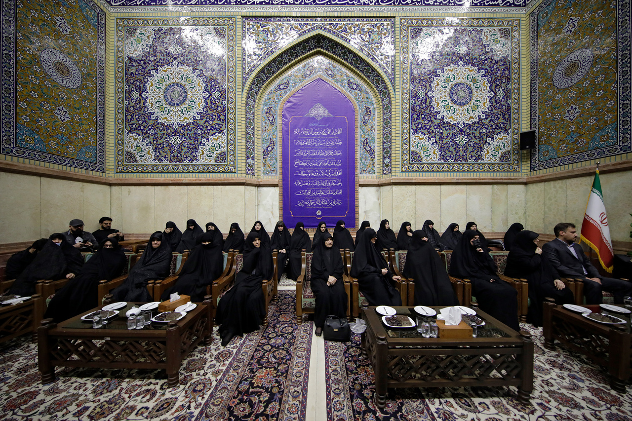 تشرف خانواده شهیدان امیرعبداللهیان و رحمتی به حرم مطهر رضوی + تصاویر