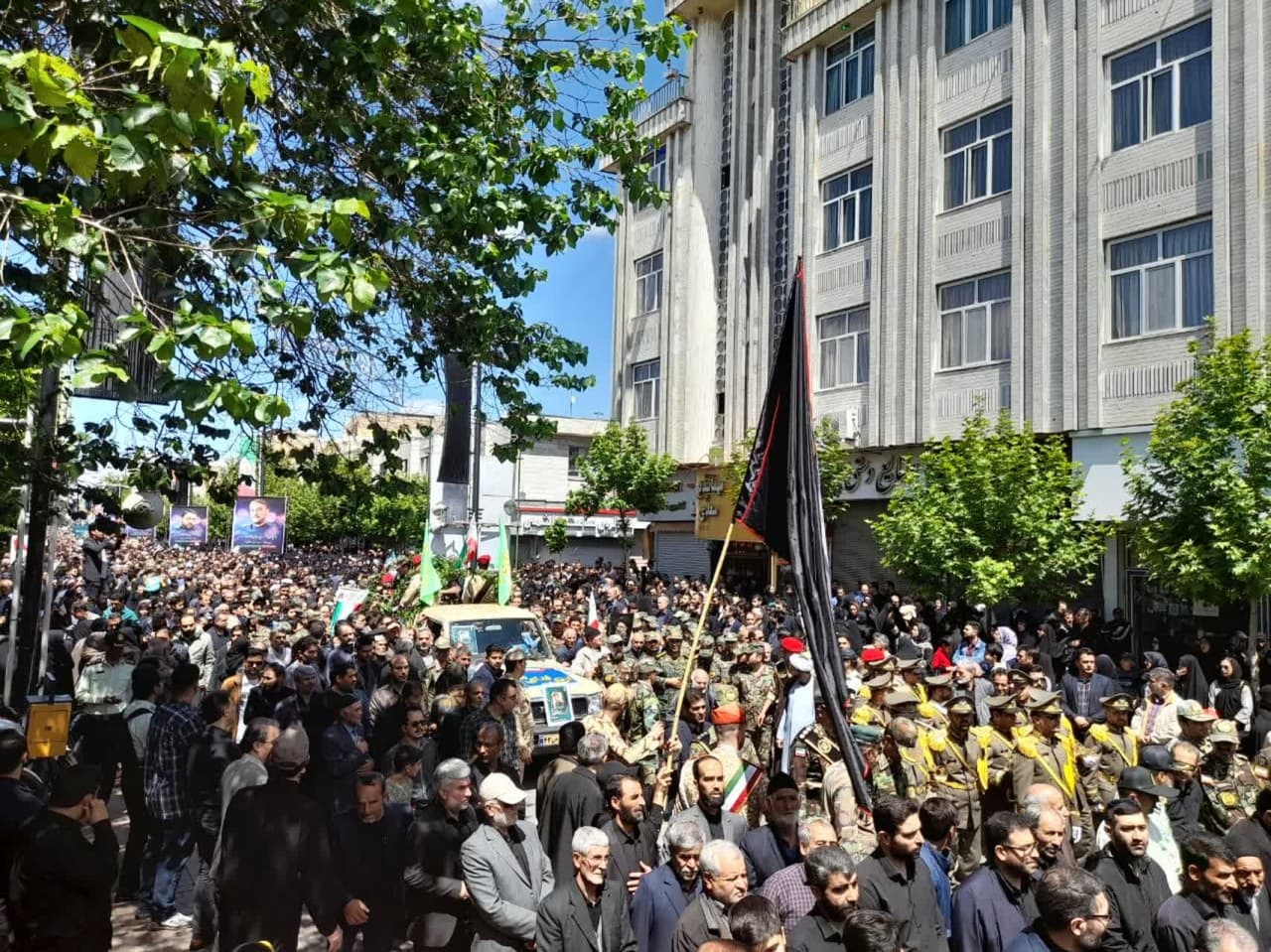 بدرقه شهید خدمت بهروز قدیمی بر روی دستان مردم زنجان